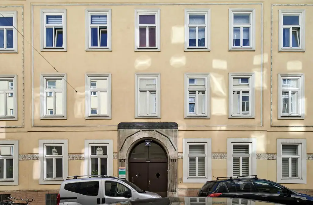 Klassisches Wiener Zinshaus mit ausgebautem Dachgeschoß in der Millergasse
