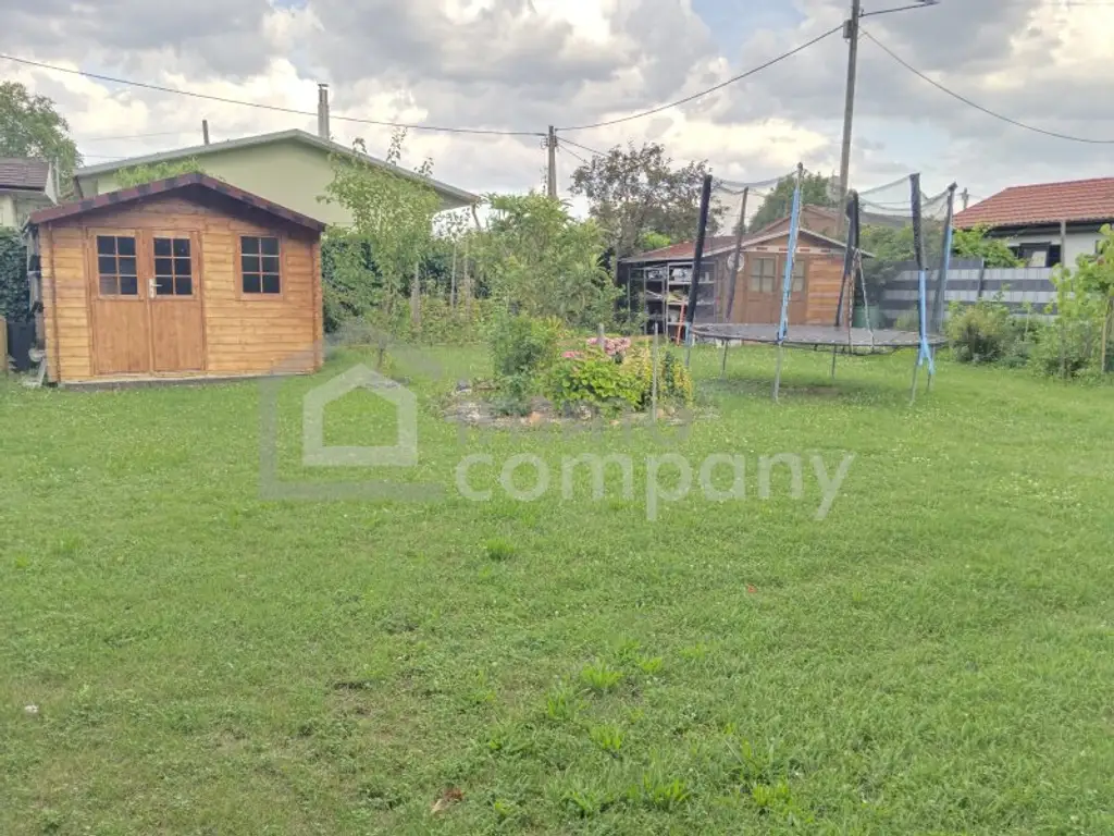 Keines Haus mit großem Garten - Nur einen Steinwurf vom Wasser entfernt