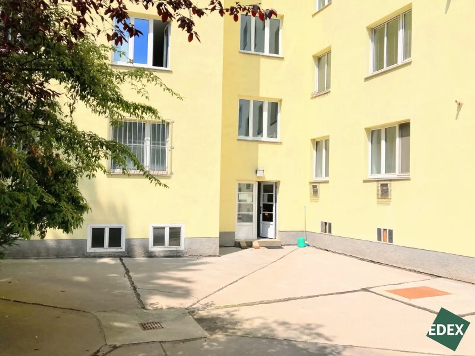 Direkt am Schweizergarten: Schöne 2-Zimmer-Wohnung mit separater Küche
