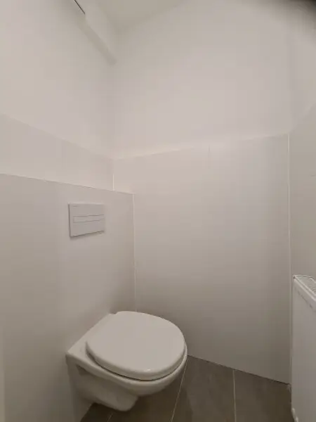 ++ ERSTBEZUG +RUHELAGE + NEUBAU BJ1982 + DACHGESCHOSSWOHNUNG Jugendstilhaus bei U4 Unter St Veit ++