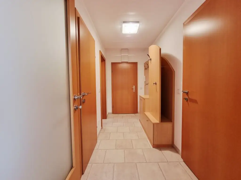 Naturnahes Wohnen mit exklusivem Extra: Schwimmteich in der Anlage