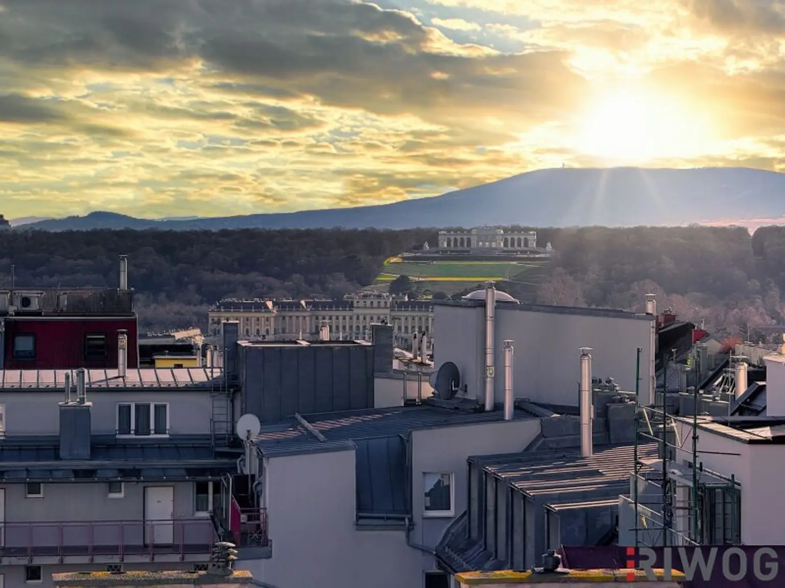3-Zimmer Dachgeschoss-Maisonette Wohnung mit Balkon und südseitiger Innenhofterrasse | Schönbrunn-/Glorietteblick | Fernwärme | ERSTBEZUG