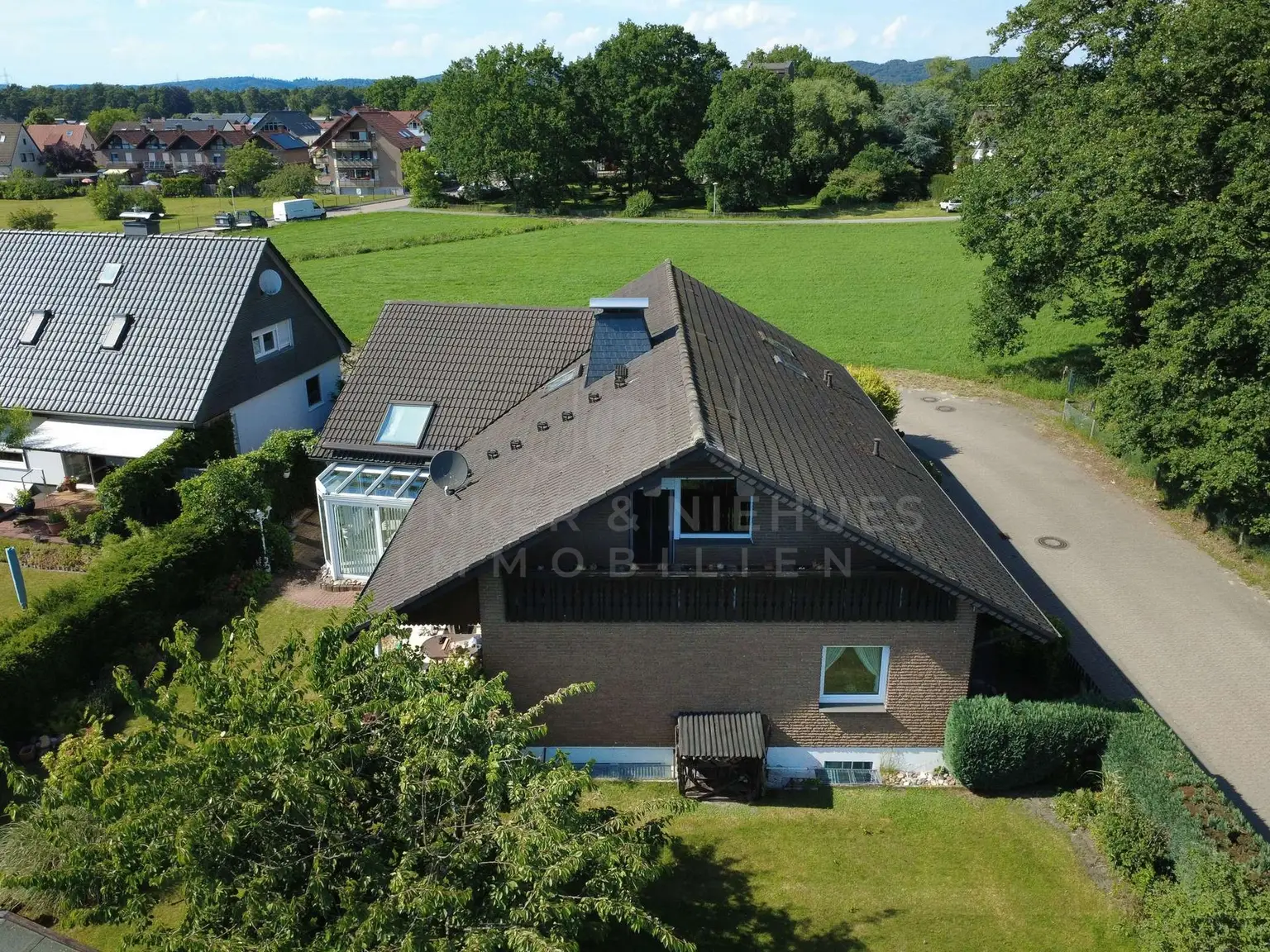 Hausansicht mit Garten