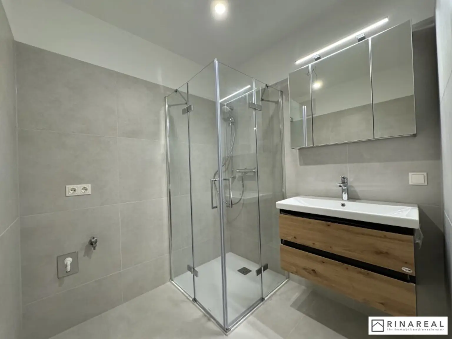 Blumengasse - 2 Zimmer Wohnung mit Balkon | Neubau - Zweitbezug | Klimaanlage | Einbauküche | zzgl. Tiefgaragenstellplatz | ab 1. Dezember 2025