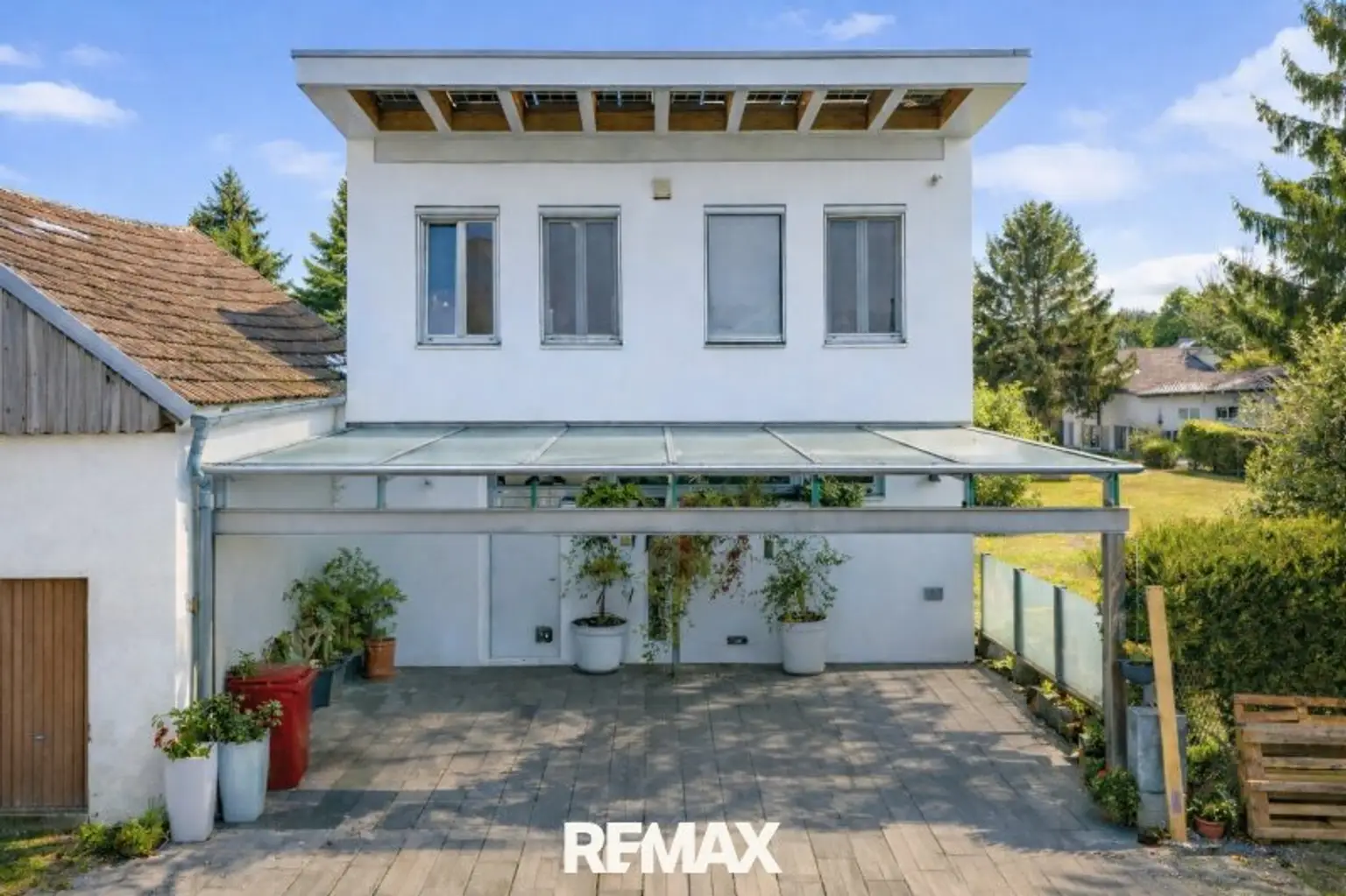 Straßenansicht mit Carport