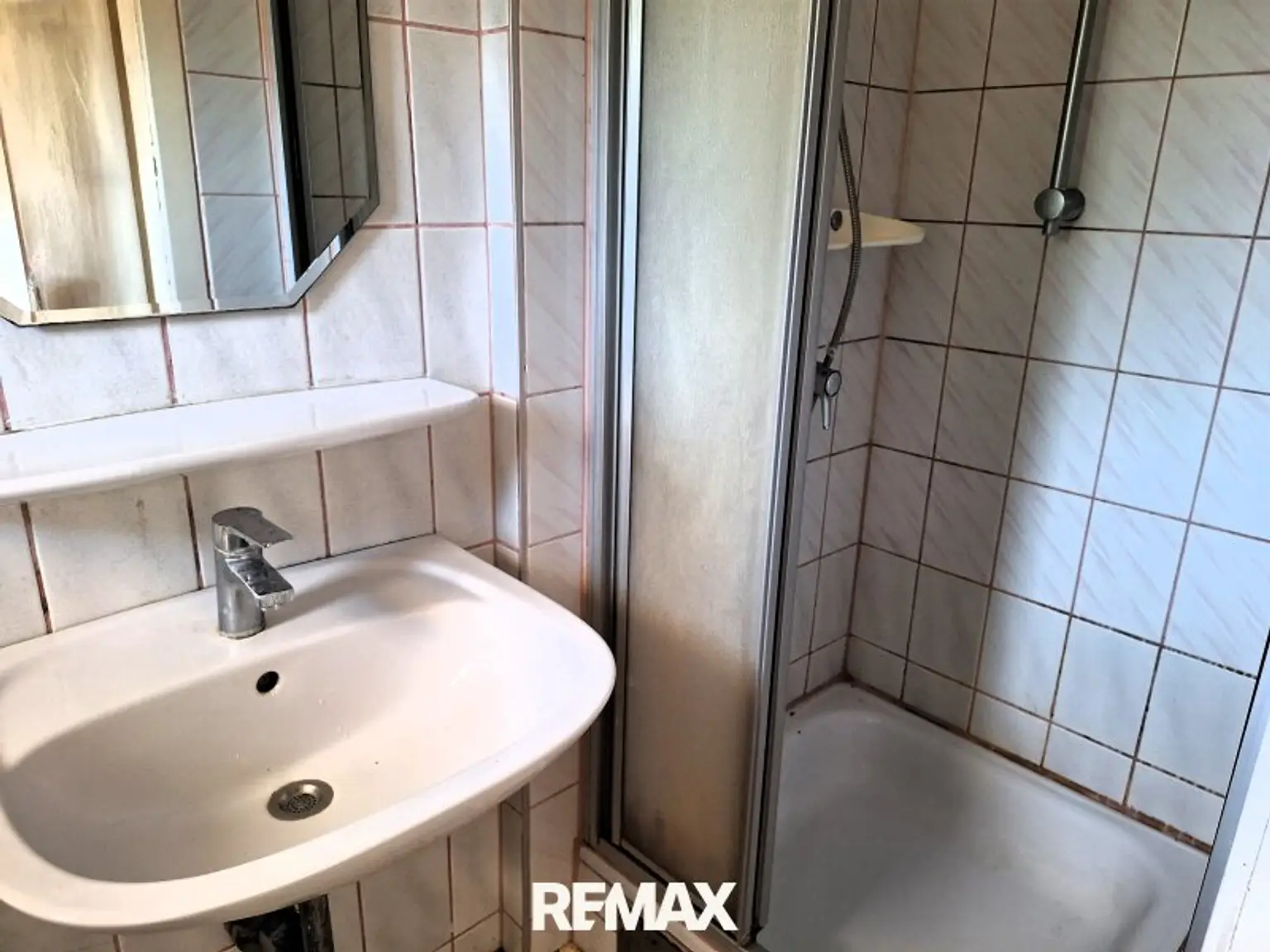 Bad mit Dusche und Fenster