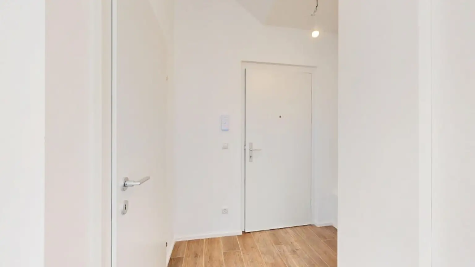 Moderne 2-Zimmer Dachgeschosswohnung | Terrasse | Klimaanlage | Nähe Café Hummel | Erstbezug