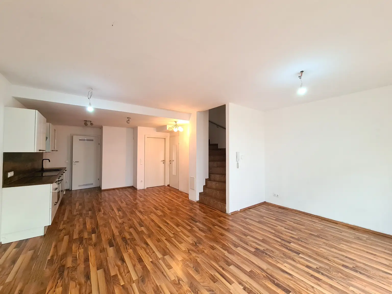 Top Maisonettenwohnung mit Dachterrasse, Garten und Carport!