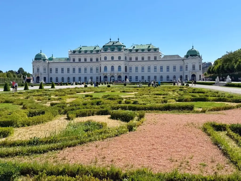 Luxus pur im Herzen von Wien: Großzügige 4-Zimmer-Wohnung mit Balkon und Tiefgaragenplatz