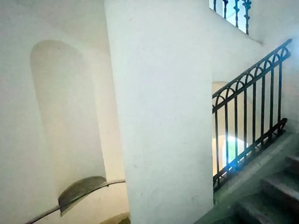 INNENSTÄDTISCHE - 3-Zimmer WOHNUNG -RENOVIERUNGSBEDÜRFTIG- mit sehr viel Potenzial - in Top Lage Wiens beim NASCHMARKT - Nähe KARLSPLATZ!