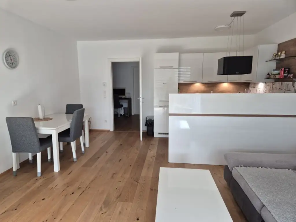 3 Zimmer Mietwohnung mit Loggia und Garage auf Wunsch