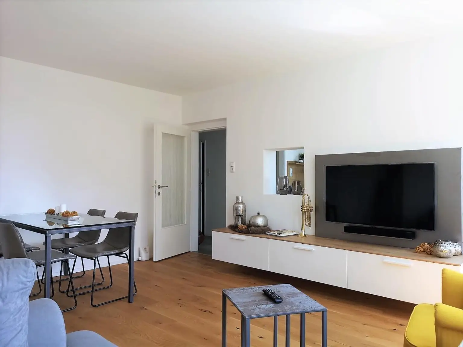 Moderne, hochwertig sanierte 3 Zimmer Wohnung mit verglaster Loggia, Keller und Garagenplatz