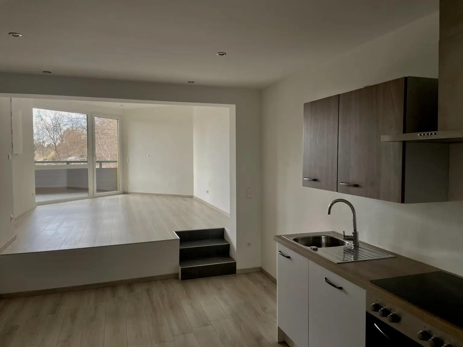 Wohn-/Schlafbereich mit Zugang zur Loggia