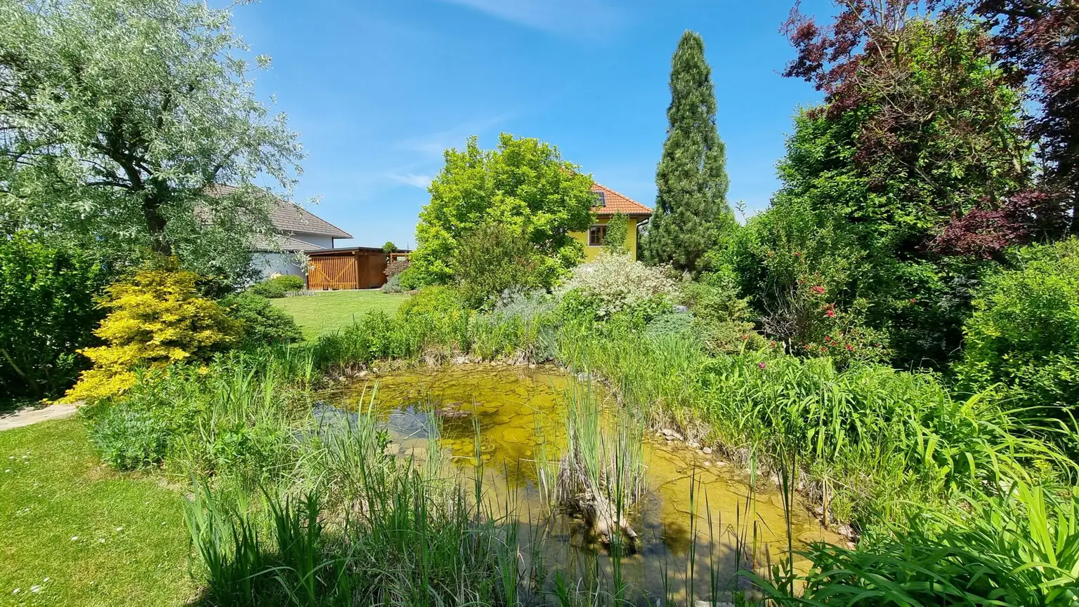 Charmanter Bungalow mit großem Garten, Photovoltaik & Teichanlage