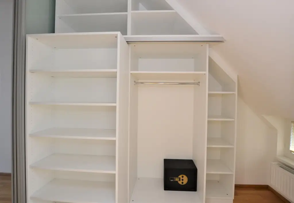 Helle Dachgeschosswohnung mit Charme und viel Freifläche
