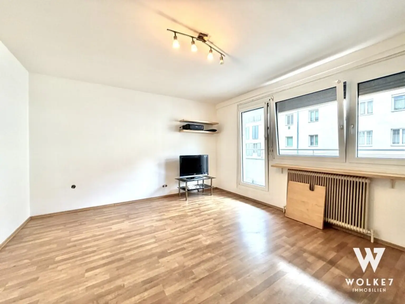 Zu vermieten: 1-Zimmer | großer Balkon | Hoßplatz 25er 26er | Keine Ablöse
