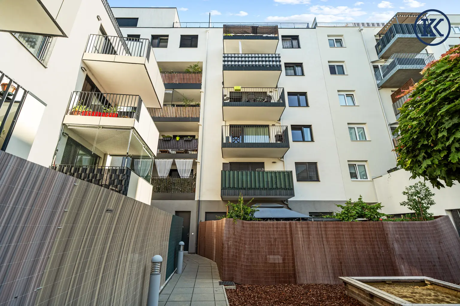 OPEN HOUSE am Dienstag den 19.08.25 ab 10 Uhr für die
Hofseitige 3-Zimmer-Wohnung mit 14 m² Loggia