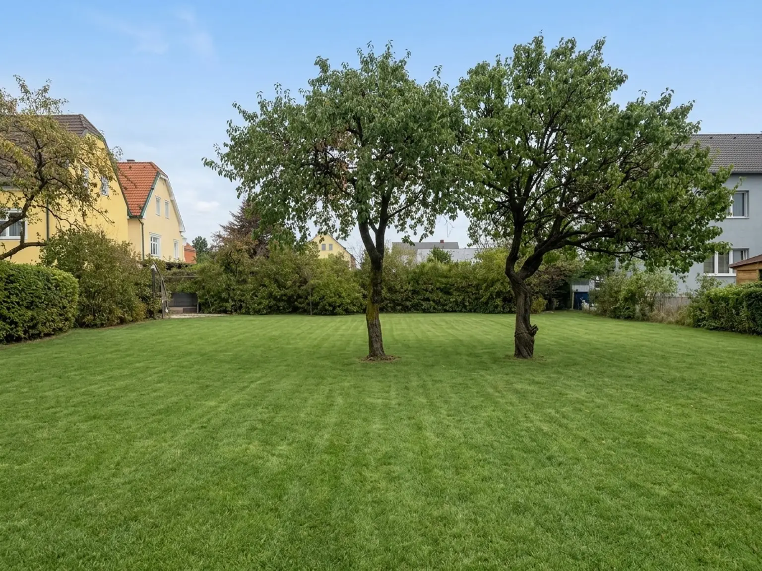 herrlicher großer Garten mit Obstbaumbestand
