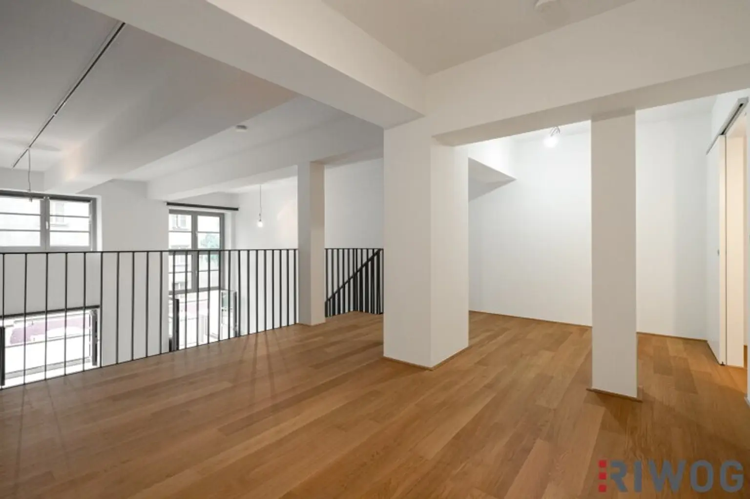 ERSTBEZUG nach Sanierung | Komplett hofseitiges Loft mit Balkon | Raumhöhe bis zu ca. 4,95 m | Büro/Praxis Nutzung und Kurzzeitvermietung möglich