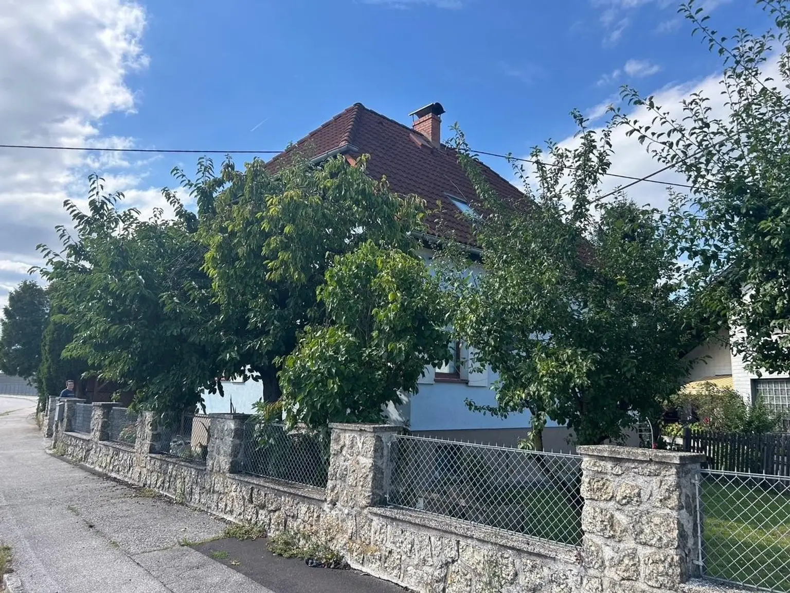 Kompaktes Wohnhaus mit Keller