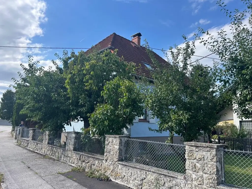Kompaktes Wohnhaus mit Keller