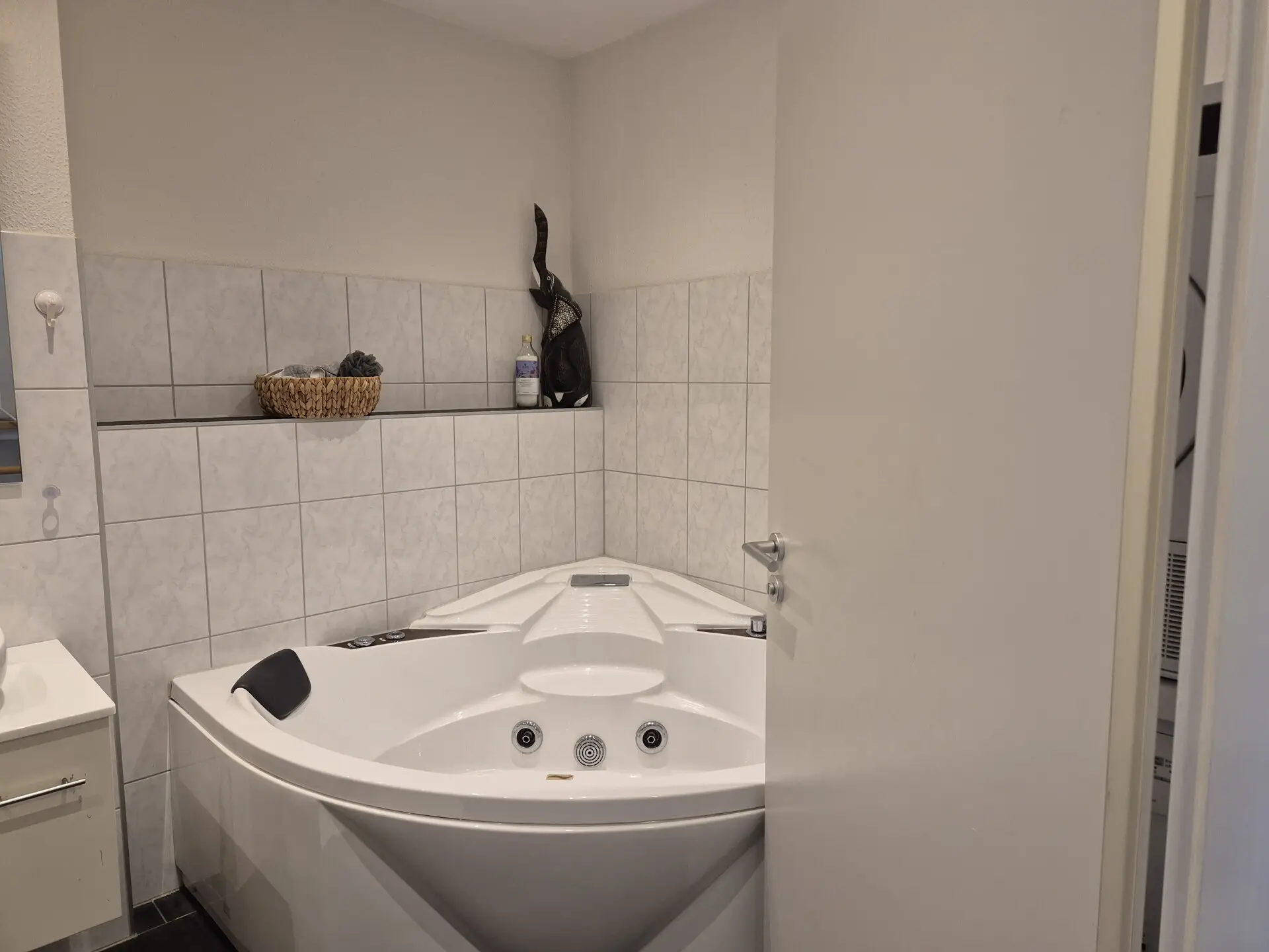 Bad OG mit Wanne+Dusche+Waschplatz Ansicht 1