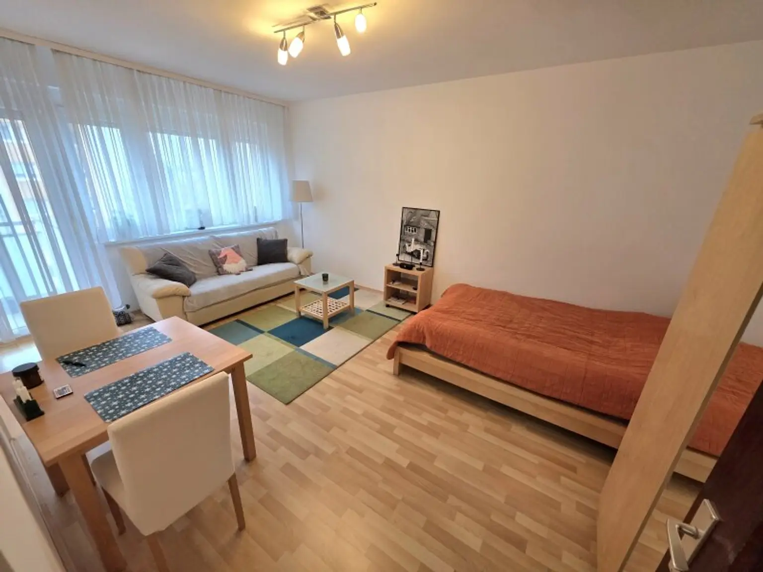 Wohn- und Schlafzimmer