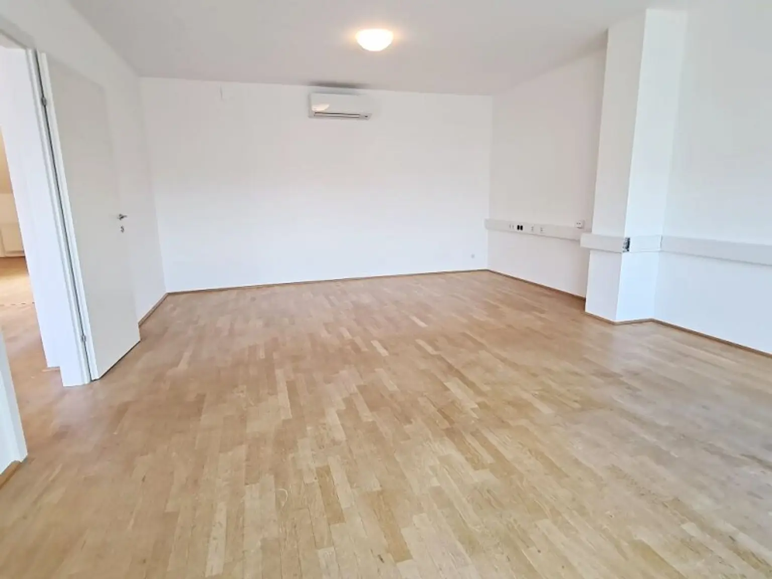 ZIEGLERGASSE bei FUZO Mariahilfer Straße, 141 m2 Bürofäche, 3 Zimmer, Serverraum, Küche, Klimaanlagen, Dachgeschoß