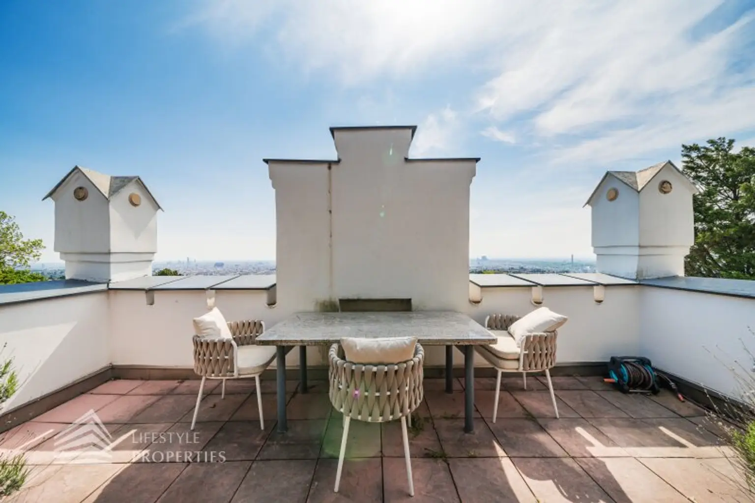 Luxuriöser 14- Zimmer Wohntraum mit Dachterrasse und Pool, Nähe Wilhelminenschloss