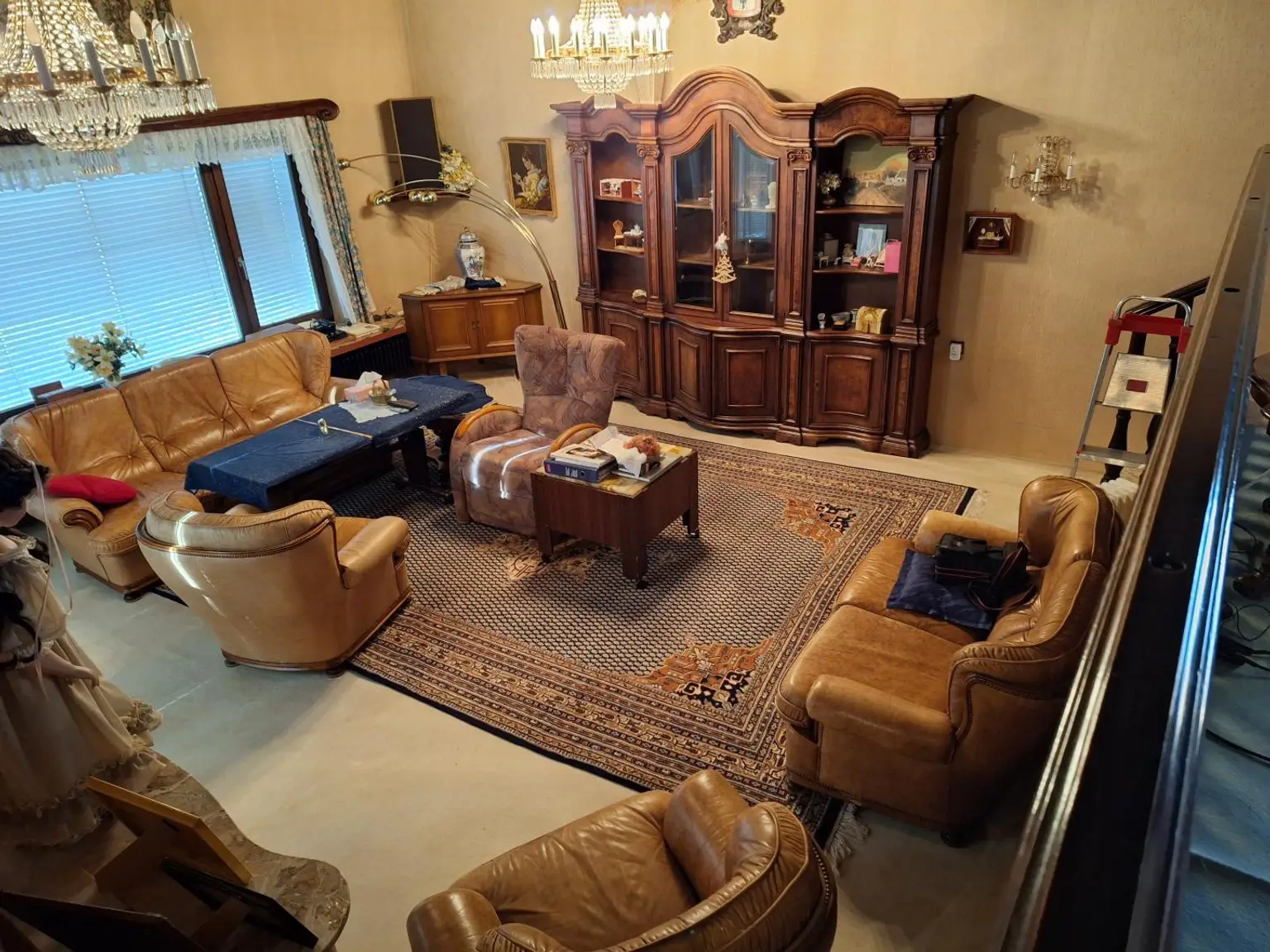 Absolut ruhig gelegen Villa mit überdachtem Pool, direkt am Waldrand auf 2.003 m² Grundstück.