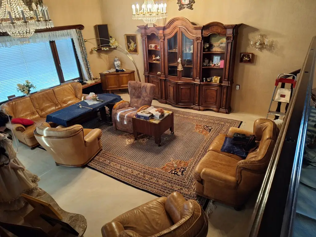 Absolut ruhig gelegen Villa mit überdachtem Pool, direkt am Waldrand auf 2.003 m² Grundstück.