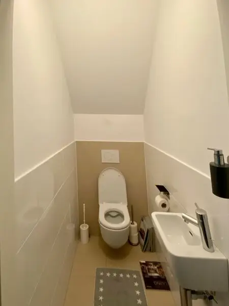 VOLL MÖBLIERTES traumhaft ruhiges Dachgeschoss-Appartement mit Terrasse und perfektem Öffi-Anschluß