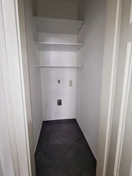 SALESIANERGASSE, teilsanierte 86 m2 Altbau, 3 Zimmer, Küche, Wannenbad, Parketten, 2. Liftstock, Botschaftsviertel
