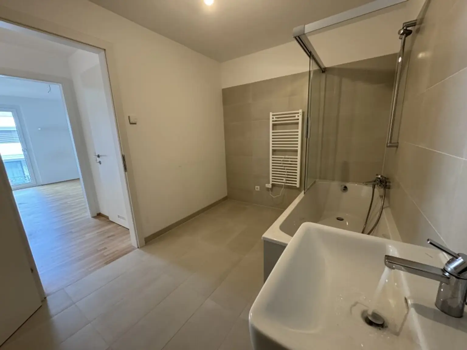Balkonwohnung in Grünruhelage- Schwimmbad und Sauna im Haus. PROVISIONSFREI