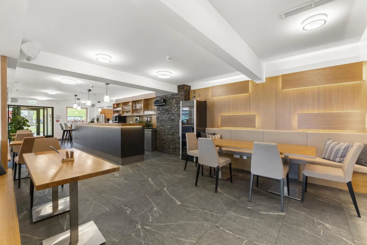 DAS HUNNENBRUNN - hochinteressantes Restaurant und 2 großzügige Wohnungen