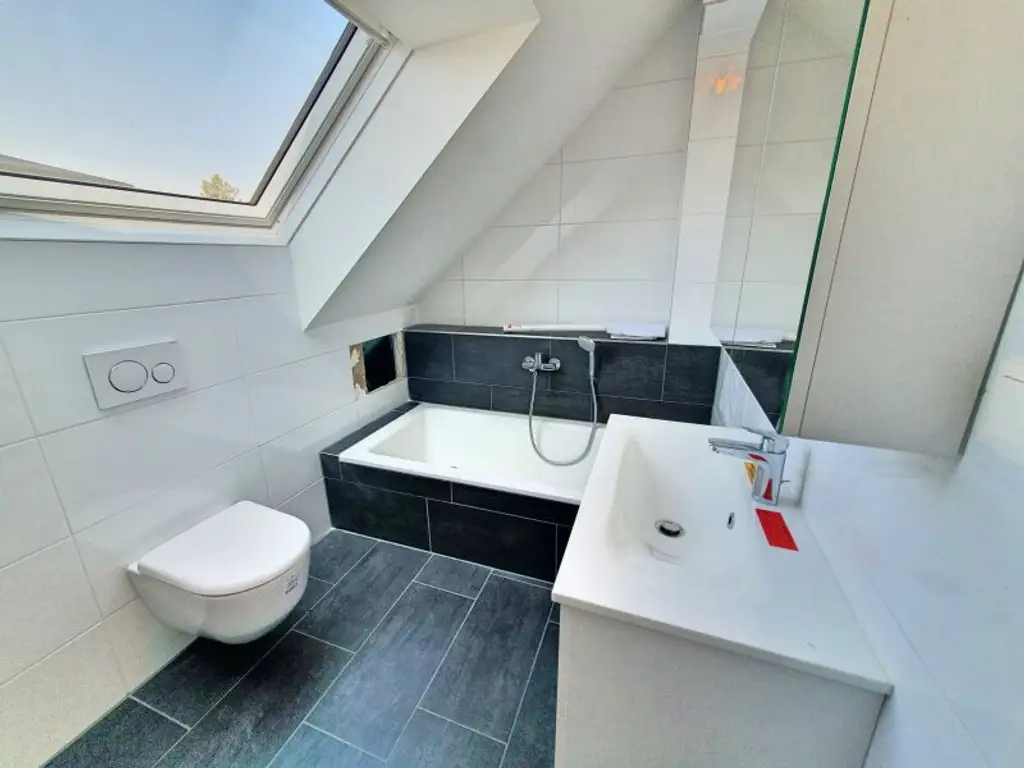 MODERNE DOPPELHAUSHÄLFTE IM NORDEN VON WIEN NÄHE U1 LEOPOLDAU.