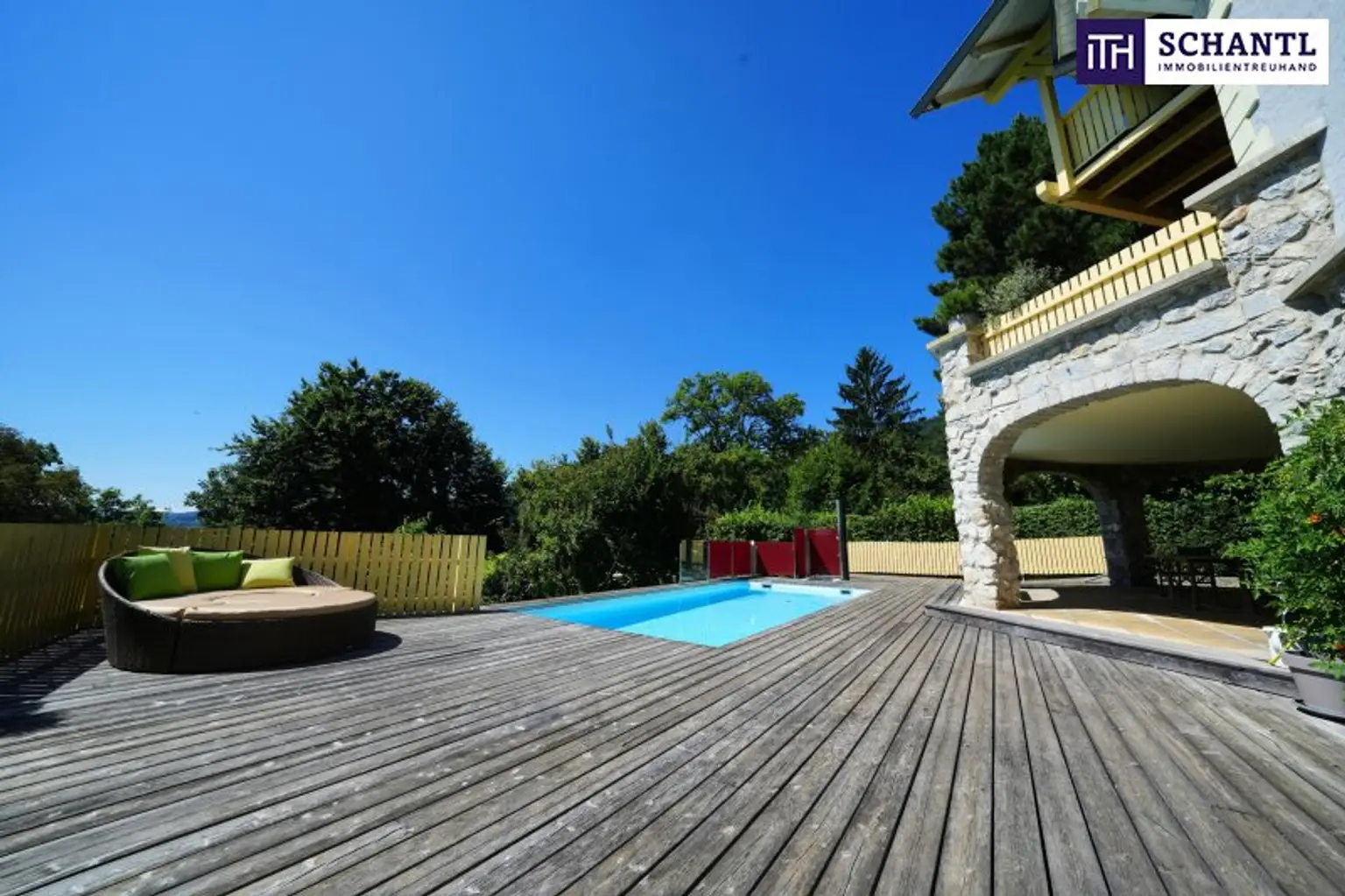 RIESIGER POOLBEREICH MIT AUSBLICK ÜBER GRAZ!! Exklusives Einfamilienhaus in Eggenberg mit Pool, XXL-Terrasse & Traumgarten – Ihre private Oase in Graz!