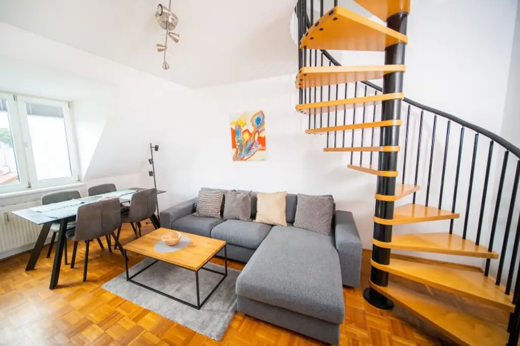 Charmante und helle Masionette-Wohnung ! Wunderschön möbliert !