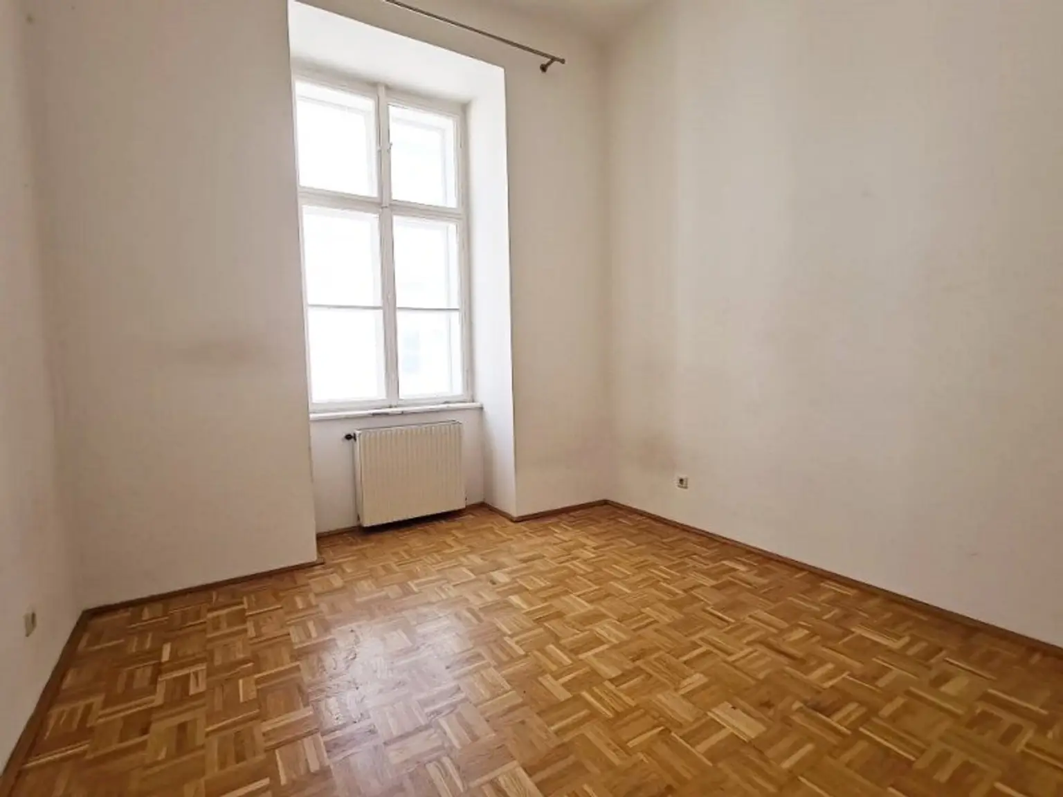 SALESIANERGASSE, teilsanierte 86 m2 Altbau, 3 Zimmer, Küche, Wannenbad, Parketten, 2. Liftstock, Botschaftsviertel