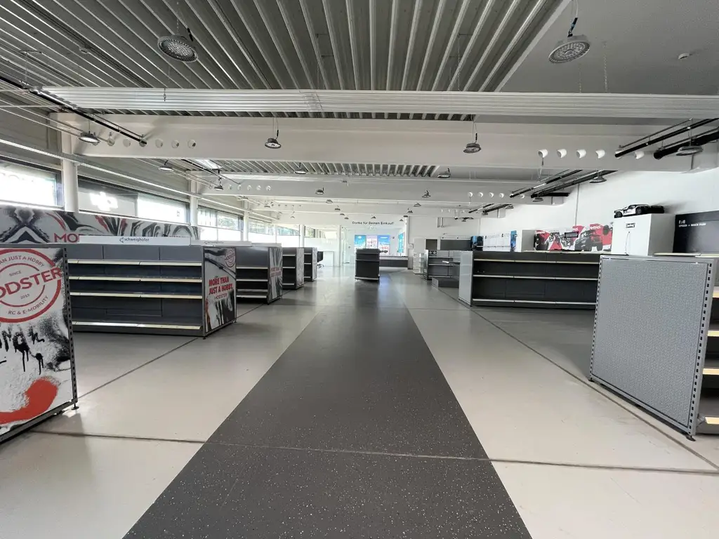 Moderne Gewerbeimmobilie mit Baureserve