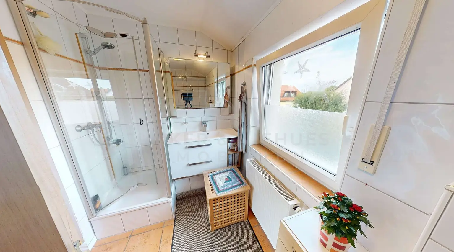 Bad mit Dusche und Wanne