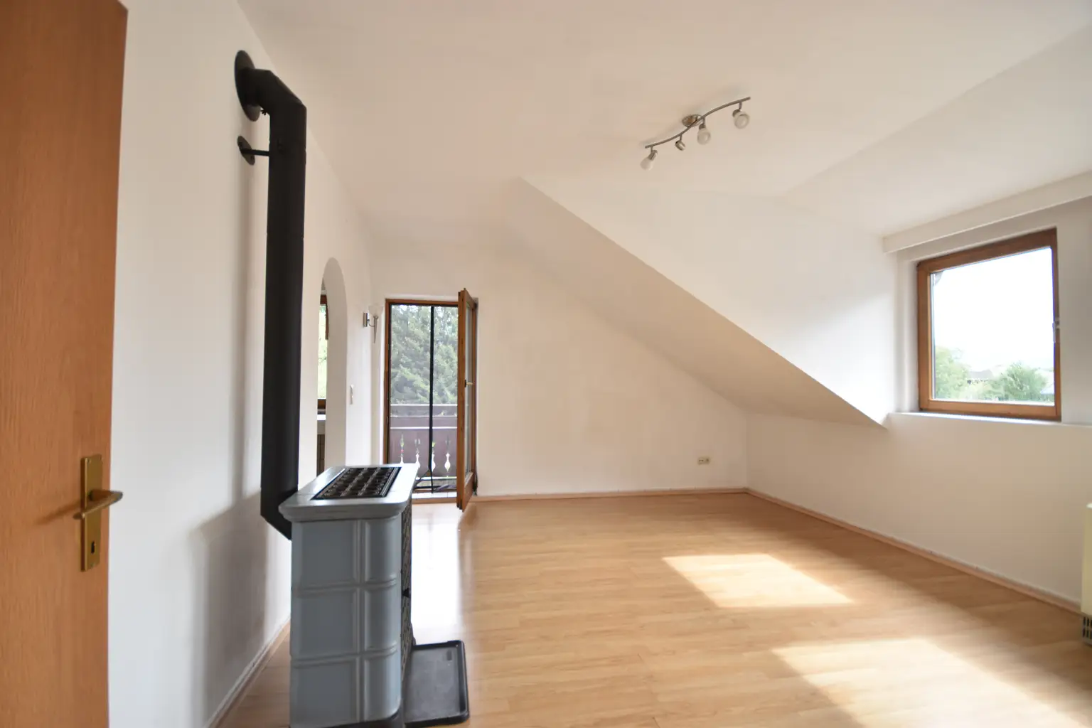 "GRÖDIG - Kleine gemütliche 2 Zimmer Wohnung mit Balkon und PKW-Stellplatz"