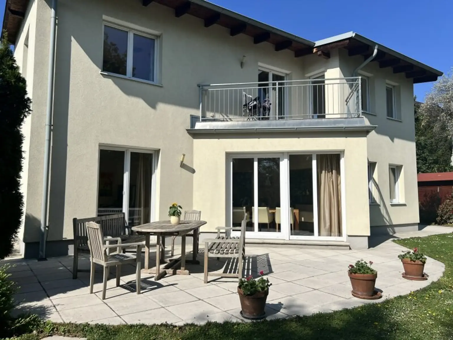 Moderne, zentrumsnahe Familienvilla mit großem Garten in gefragter Grünruhelage (!)