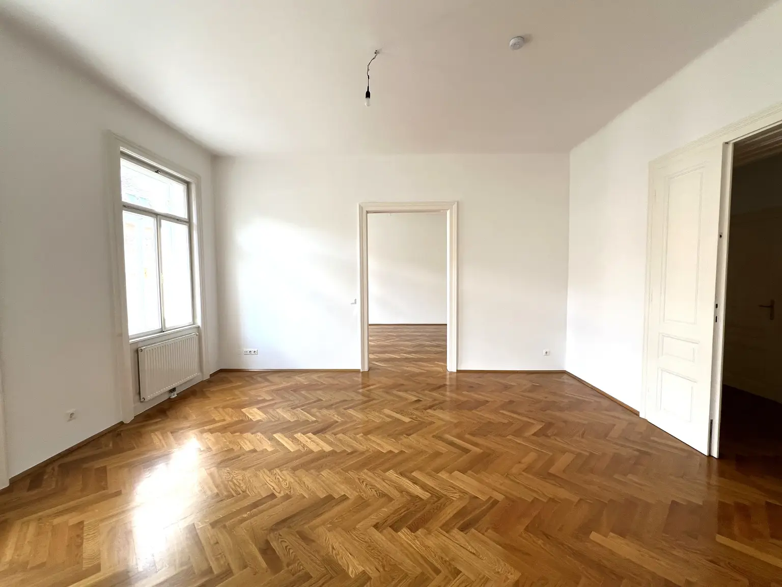 UNBEFRISTET und RENOVIERT: Wohnen in Bestlage in einer 4-Zimmer Altbauwohnung