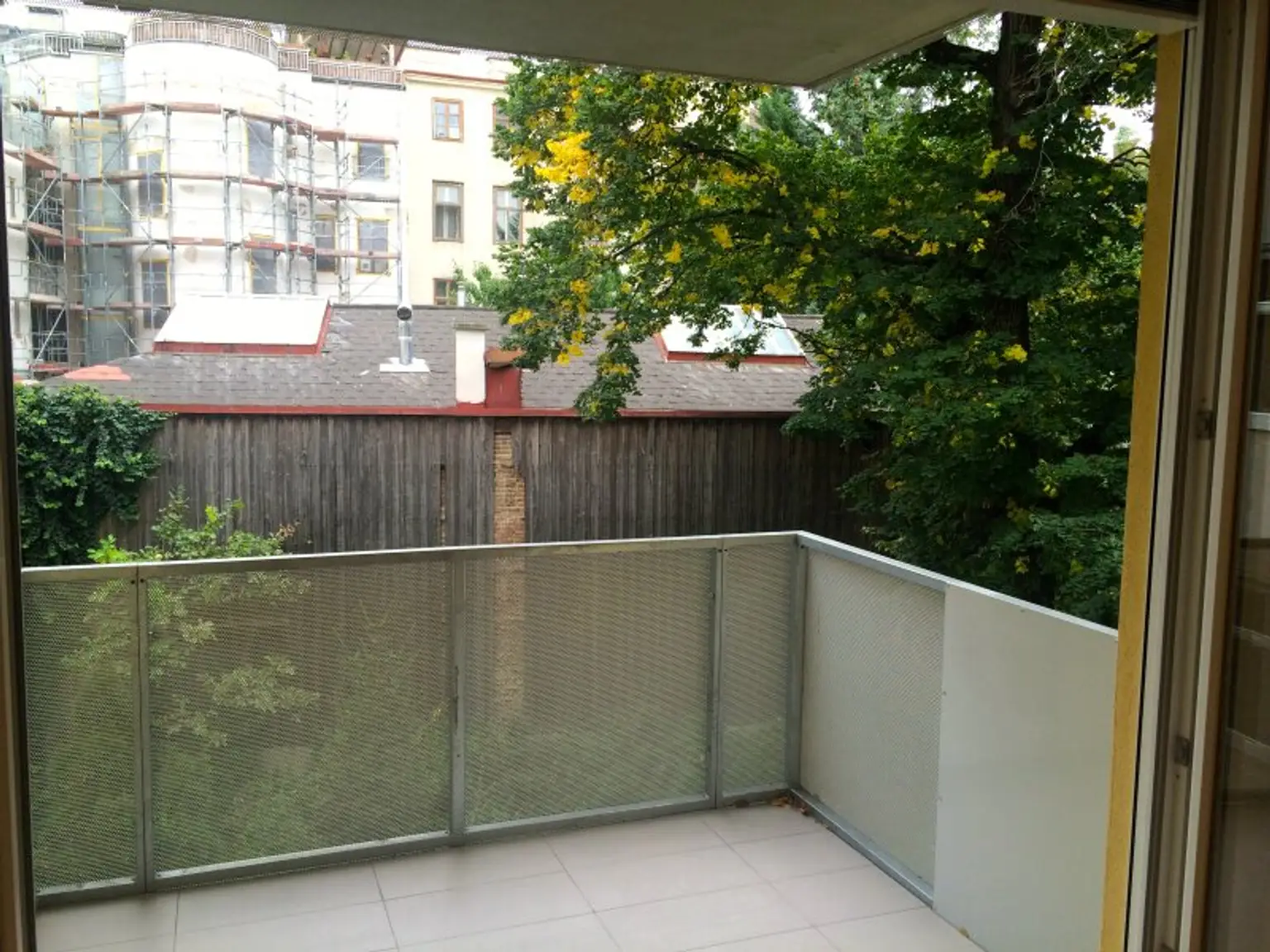 2-Zimmer Wohnung mit Balkon in den grünen Garten! Direkt bei U3 Kendlerstraße!