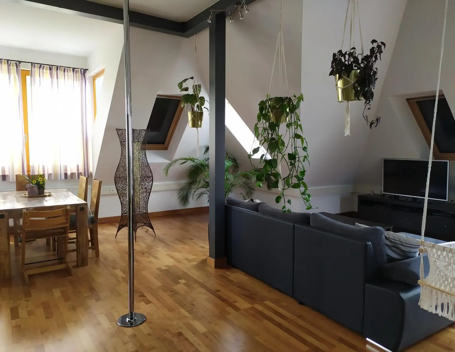 MIETE! Moderne Dachgeschosswohnung in Aussichtslage!