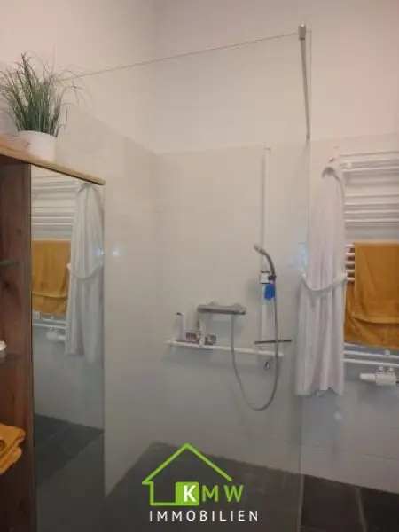 Lichtdurchflutete, moderne 2 Zimmer Wohnung mit Terrasse und 2 Tiefgaragenplätze