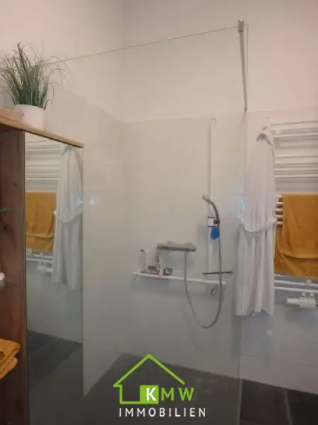 Lichtdurchflutete, moderne 2 Zimmer Wohnung mit Terrasse und 2 Tiefgaragenplätze