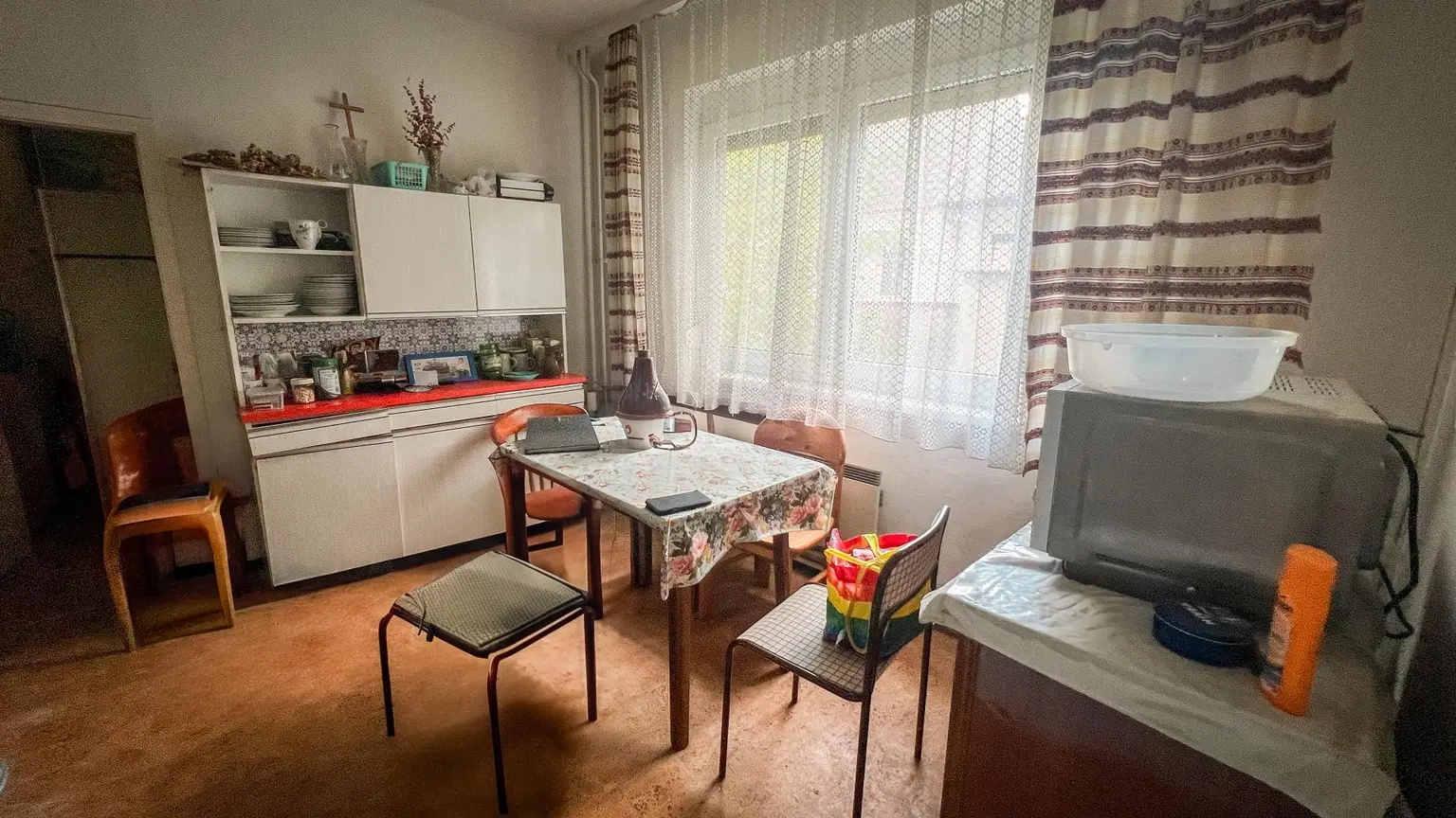 Einfamilienhaus mit großem Grundstück und Nebengebäuden