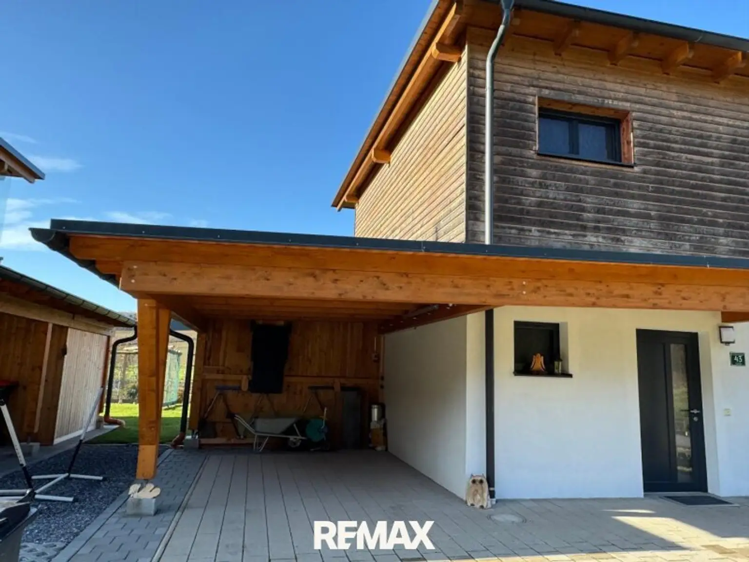 Carport und Abstellraum
